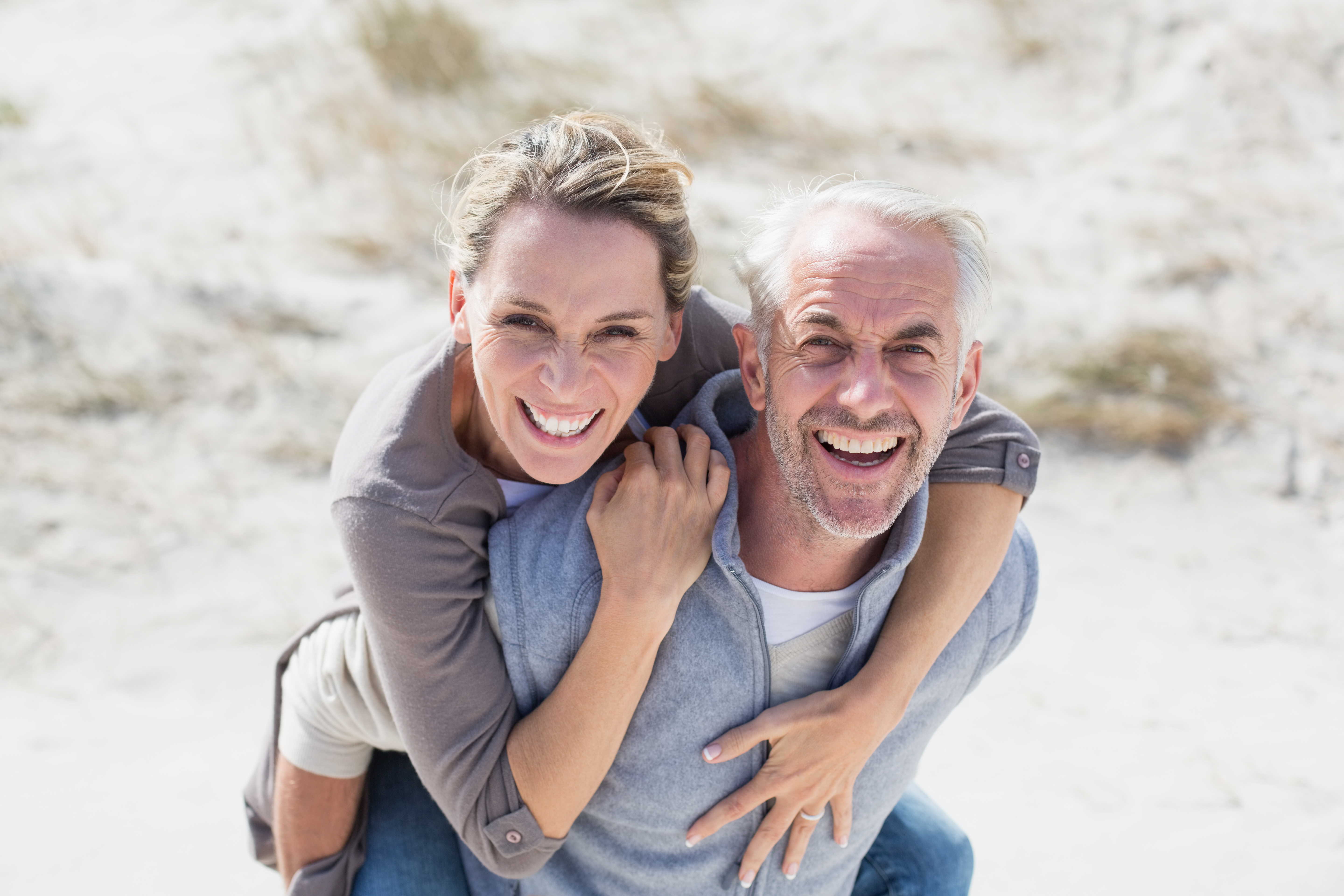 Couple de quinquagénaires qui sourit