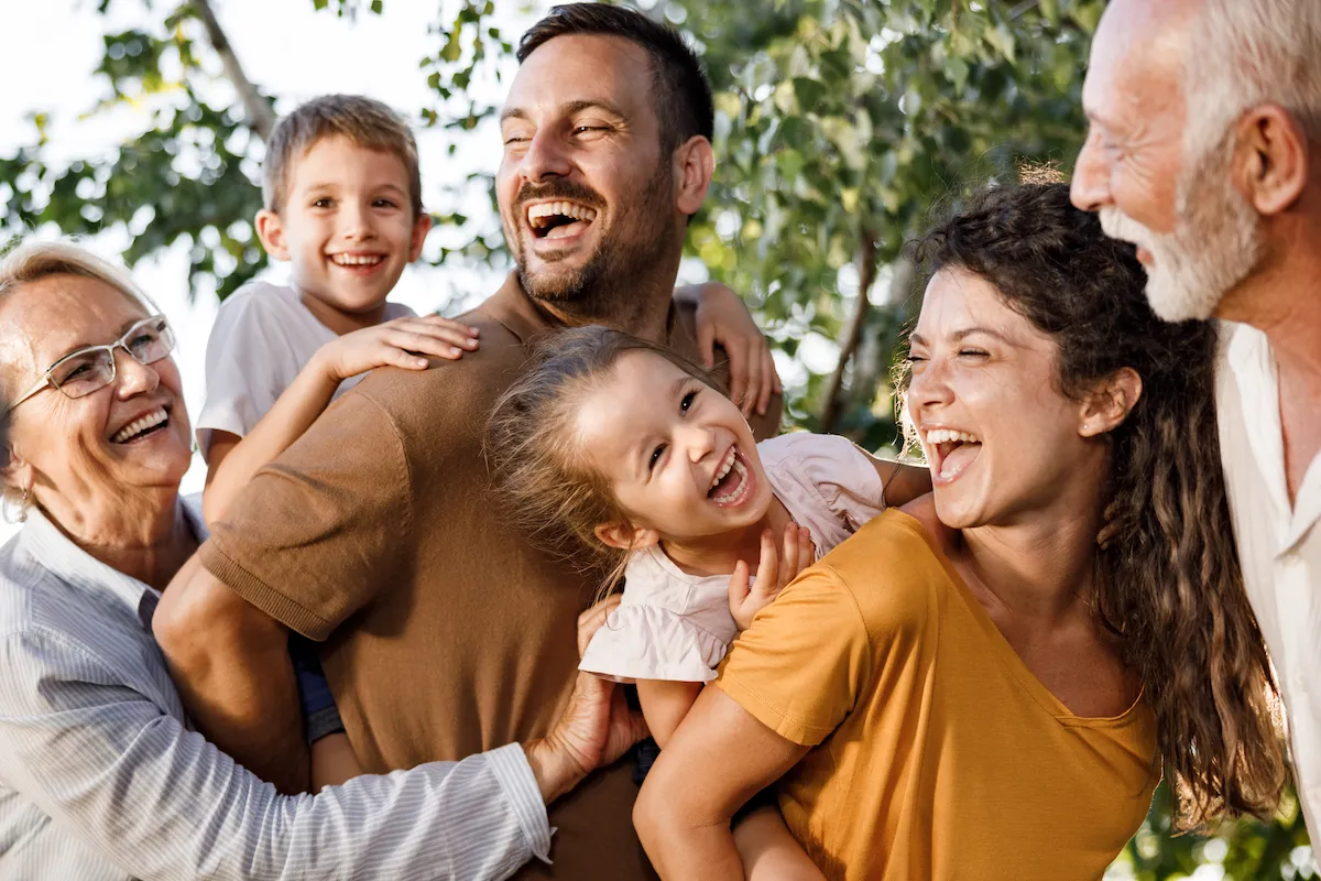 Une famille multigénérationnelle qui rigole ensemble