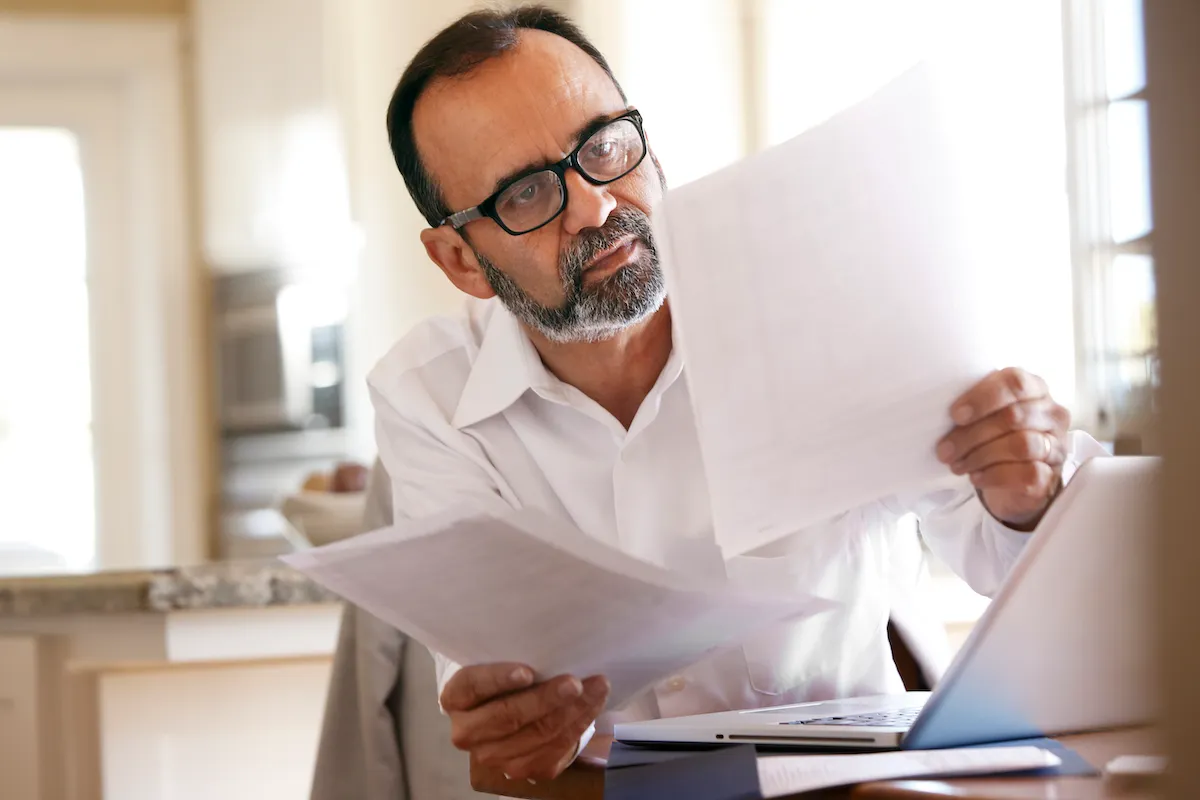 homme lisant des documents